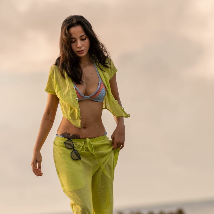 Kirana Larasati Unggah Foto Ber-BH Warna Warni