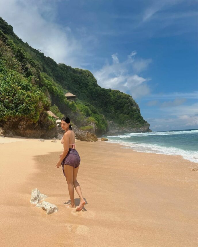Anya Geraldine Bikin Heboh dengan Berbikini Mini di Pantai, Netizen: Bidadari Glowing 5 Lampiran Gambar