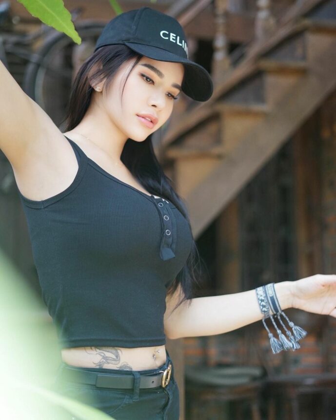 Kece dengan Tanktop Hitam dan Tato di Pinggang, Maria Vania Dipuji Terlalu Sempurna 2 Lampiran Gambar