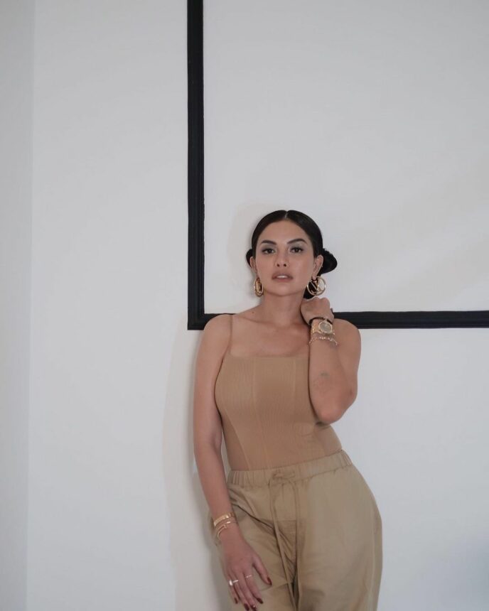 Meski Kerap Ikut Campur Urusan Orang Lain, Wajah Cantik Nikita Mirzani Tak Pernah Ngebosenin 4 Lampiran Gambar