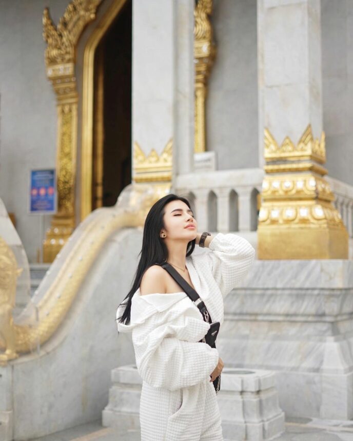 Nikmati Perjalanan di Bangkok, Style Fashion Maria Vania Tak Ada Lawan 2 Lampiran Gambar