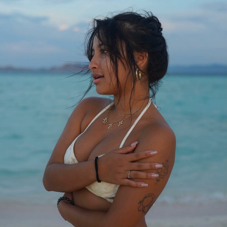 Kenakan Bikini Lagi, Jennifer Coppen Dipuji Anak Pantai 2 Lampiran Gambar