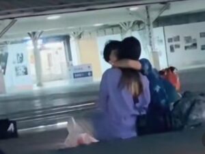 Aksi sepasang kekasih yang tengah bercumbu di depan umum terakam kamera hingga viral di media sosial, Rabu (12/10/2022).