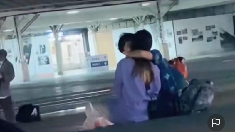 Aksi sepasang kekasih yang tengah bercumbu di depan umum terakam kamera hingga viral di media sosial, Rabu (12/10/2022).