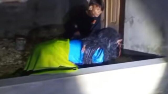 Sebuah video viral di media sosial memperlihatkan aksi seorang wanita cantik yang menjelma menjadi babi untuk ngepet masuk ke rumah orang.