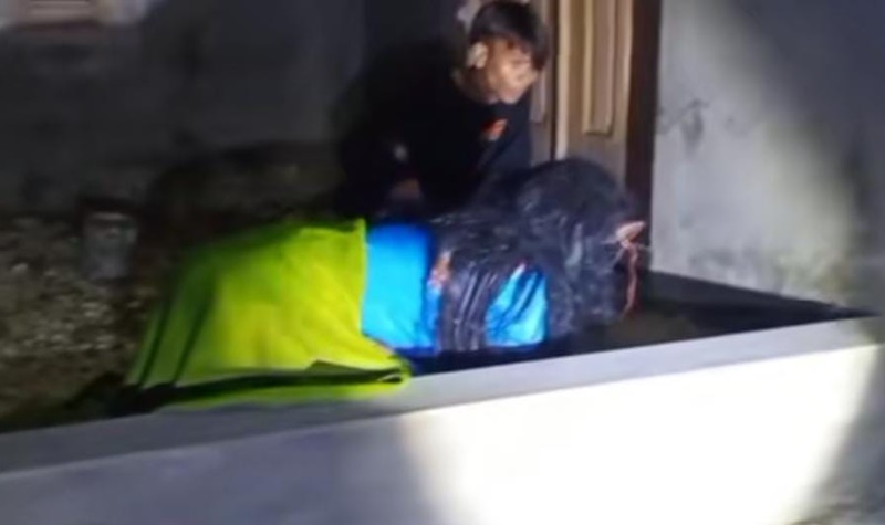 Viral Wanita Cantik Ngepet, Tubuhnya Ditutupi dengan Kain dan Pakai