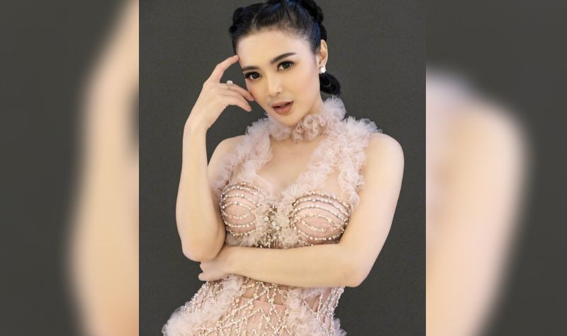 Habis Tampil Tertutup, Netizen Salfok Lagi Lihat Gaun Transparan Wika Salim