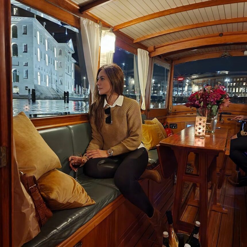 Tatapan Tajam Wulan Guritno Bikin Netizen Baper dan Salah Tingkah 2 Lampiran Gambar