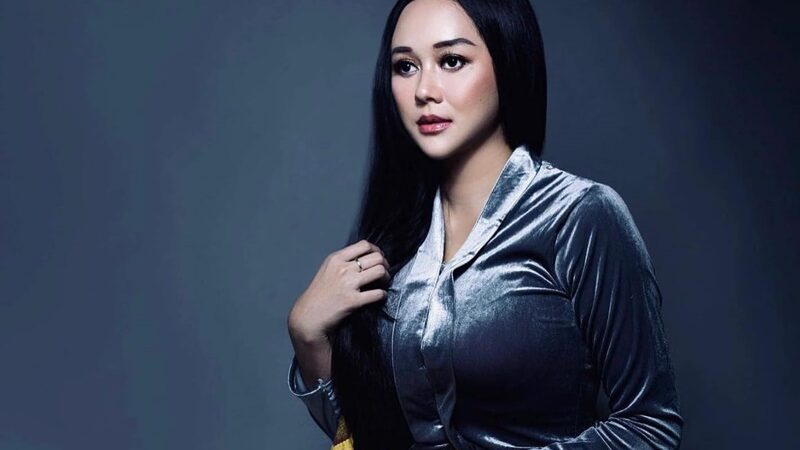 Aura Kasih belum lama ini mengunggah foto dirinya yang sedang dililit oleh ular piton, bukannya takut namun netizen malah ingin jadi ularnya.