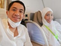 Ayu Dewi membagikan potret mesranya bareng suami, Regi Datau yang akan pergi ke Mekah untuk menjalani umrah bareng, Jumat (04/11/2022).