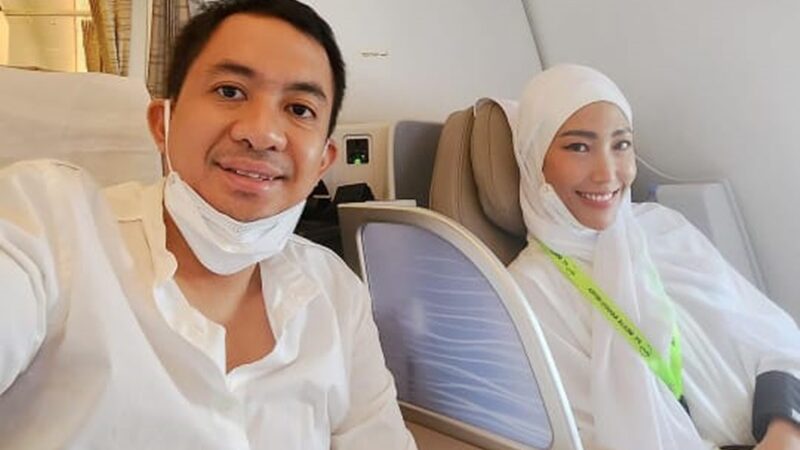 Ayu Dewi membagikan potret mesranya bareng suami, Regi Datau yang akan pergi ke Mekah untuk menjalani umrah bareng, Jumat (04/11/2022).