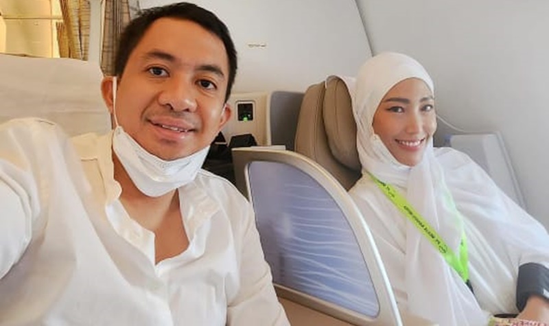 Ayu Dewi membagikan potret mesranya bareng suami, Regi Datau yang akan pergi ke Mekah untuk menjalani umrah bareng, Jumat (04/11/2022).