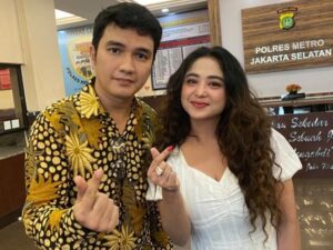 Aldi Taher terlihat mendampingi mantan istri, Dewi Perssik saat mengurusi kasus pelaporannya ke polisi terhadap kasus pencemaran nama baik.