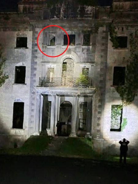 Pemburu Hantu Rekam Penampakan Hantu di Bangunan Bersejarah Irlandia 3 Pemburu Hantu Klaim Berhasil Rekam Penampakan Hantu di Bangunan Bersejarah Irlandia