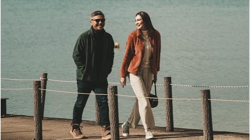 Gading Marten mengunggah beberapa potret romantisnya dengan artis cantik Luna Maya di laman Instagram pribadinya, Selasa (08/11/2022).