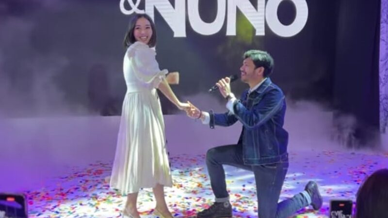 Gisella Anastasia ini mengunggah momen romantisnya yang ditembak oleh Rino di atas panggung, ia pun dibanjiri ucapan selamat oleh netizen.