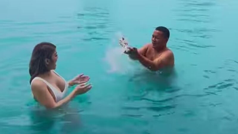 Pengacara kondang Hotman Paris hebohkan jagat maya unggahan video dirinya yang sedang mandi bareng cewek seksi dan tidak pakai baju.