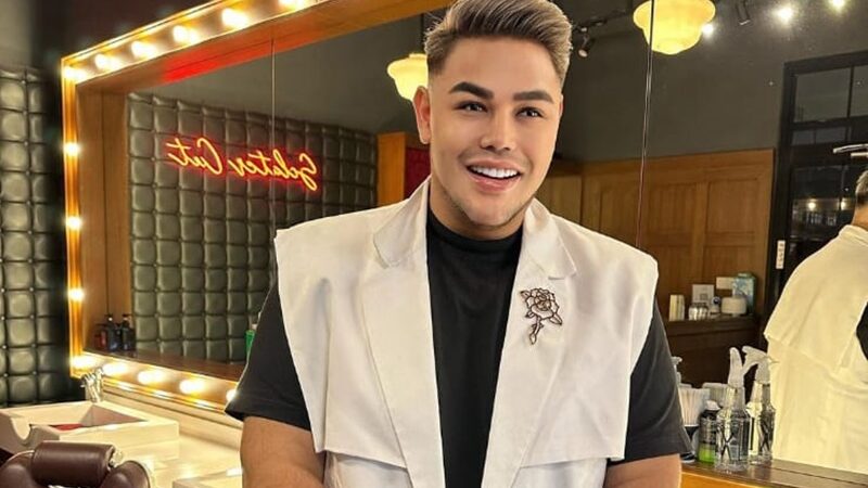 Ivan Gunawan belum lama ini memperlihatkan potret terbarunya yang terlihat lebih kurus dari biasanya usai lakukan diet, ia tampak lebih tampan.