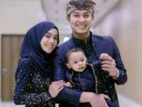 Lesty Kejora menghadiri acara pernikahan sahabatnya bersama dengan Rizky Billar dan anaknya, postur tubuhnya yang rampingi jadi sorotan.