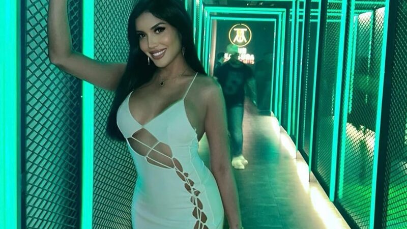 Millen Cyrus belum lama ini memperlihatkan keseksiannya dengan memakai baju terbuka yang tampak kurang bahan hingga terlihat body seksinya.