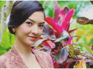 Artis cantik Raline Shah ternyata jago banget joget dangdut, hal itu tertangkap kamera ketika Raline melakukan proses fotoshoot,