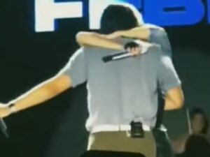 Aksi Rizky Febian dan Mahalini di atas panggung yang dinilait semakin mesrahebohkan jagat maya hingga ada yang menunggu anaknya.