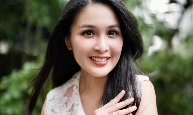 Pesona Sandra Dewi tampaknya semakin tua malam semakin cantik, ia pun disebut sebagai seorang princess yang ada di dunia nyata.