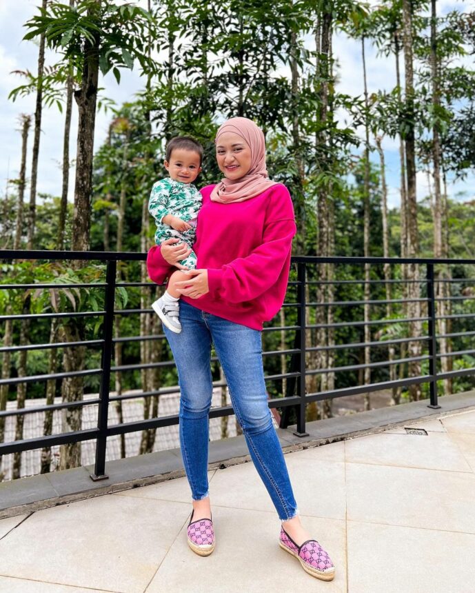 Bantah Gosip Adzam Anaknya Fariz, Nathalie Holscher Bagikan Foto Masa Kecilnya yang Sangat Mirip Anaknya 4 Lampiran Gambar