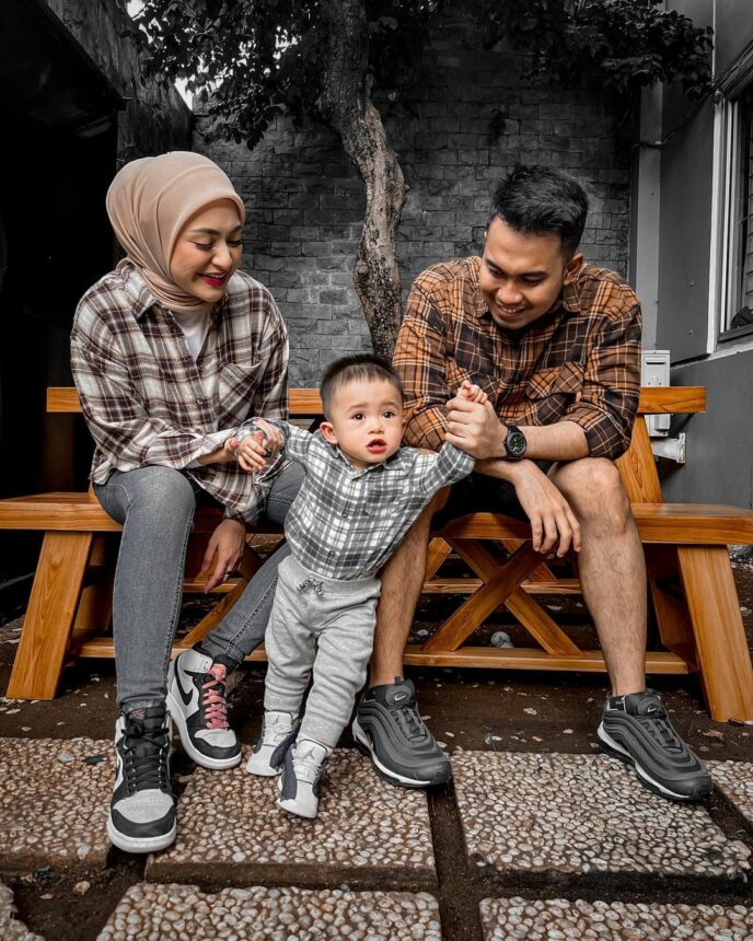 Nathalie Holscher Foto Bareng Anak dan Pacar Baru, Netizen: Adzam Lebih Mirip Fariz Daripada Sule 3 Lampiran Gambar
