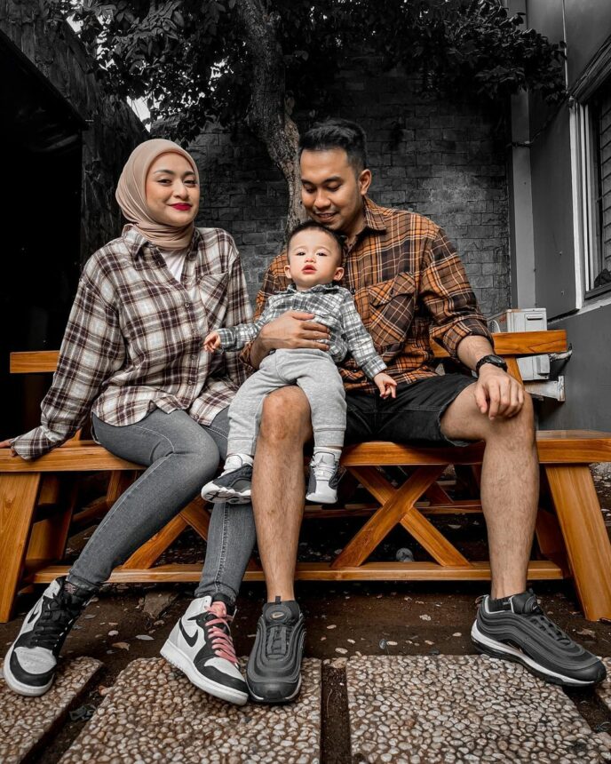 Nathalie Holscher Foto Bareng Anak dan Pacar Baru, Netizen: Adzam Lebih Mirip Fariz Daripada Sule 4 Lampiran Gambar