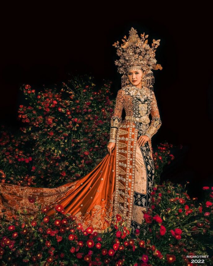 Intip Potret Erina Gudono, Calon Istri Kaesang Pangarep yang Tampil Cantik dengan Baju Pengantin Gorontalo 6 Lampiran Gambar