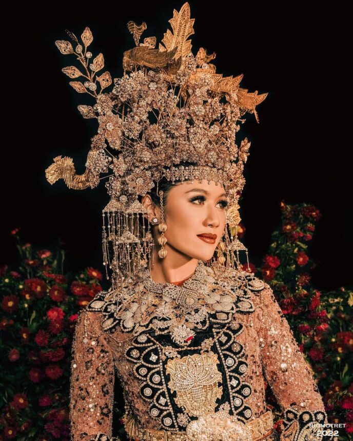 Intip Potret Erina Gudono, Calon Istri Kaesang Pangarep yang Tampil Cantik dengan Baju Pengantin Gorontalo 5 Lampiran Gambar