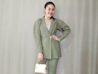 Cekricek.id - Jika biasanya Ayu Ting Ting tampil memukau dengan balutan gaun panjang yang mengembang, maka kali ini dia tampil sangat berbeda. Penyanyi dangdut papan atas itu baru-baru ini memamerkan penampilannya dengan gaya kasual ala-ala wanita Korea.