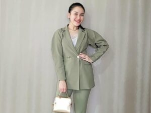 Cekricek.id - Jika biasanya Ayu Ting Ting tampil memukau dengan balutan gaun panjang yang mengembang, maka kali ini dia tampil sangat berbeda. Penyanyi dangdut papan atas itu baru-baru ini memamerkan penampilannya dengan gaya kasual ala-ala wanita Korea.