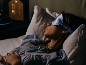 Cekricek.id - Tidur adalah kegiatan rutin yang harus dilakukan orang setiap harinya. Normalnya, jam tidur yang baik adalah ketika malam hari sebelum jam sebelas sampai pagi hari hingga total waktu delapan jam. Namun, pernahkan kamu tahu kenapa makhluk hidup terutama manusia harus tidur?