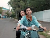 Cekricek.id - Tiktoker Alif Cepmek kini sudah melebarkan sayapnya ke bidang musik. Sebagai kreator TikTok yang terkenal berkat slogan "kamu nanya", anak muda yang selalu terlihat memakai jaket Dilan itu rupanya sudah merilis single perdana.