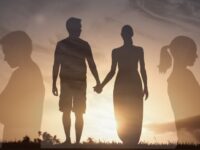 Cekricek.id - Keterbukaan secara emosional dalam suatu hubungan sangat diperlukan. Namun, untuk membuka diri terkadang ada banyak ketakutan yang membuat orang lebih suka menutup diri dari pasangannya.