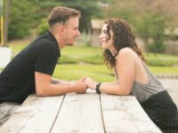 Cekricek.id – Pasangan yang selingkuh ternyata bisa dikenali lewat sejumlah tanda-tanda. Hal itu telah diteliti langsung oleh seorang ilmuan bernama Macken Murphy bergelar Master of Science dalam antropologi kognitif dan evolusioner di Universitas Oxford.