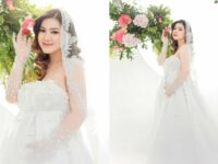 Cekricek.id - Artis cantik sekaligus pengusaha produk kecantikan, Felicya Angelista baru-baru ini membagika potret dirinya yang dibalut gaun pernikahan. Gaun panjang yang menyentuh lantai itu tetap terlihat cocok dikenakannya meski dalam keadaan hamil besar.