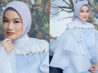 Cekricek.id - Titi Kamal baru-baru ini menuai banyak pujian berkat penampilanna yang syar'i dengan hijab dan busana muslimah. Istri Christian Sugiono itu disebut memiliki pesona kecantikan yang luar biasa hingg didoakan untuk segera istikamah menutup aurat.