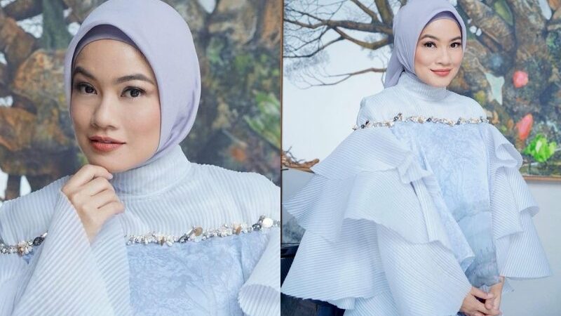 Cekricek.id - Titi Kamal baru-baru ini menuai banyak pujian berkat penampilanna yang syar'i dengan hijab dan busana muslimah. Istri Christian Sugiono itu disebut memiliki pesona kecantikan yang luar biasa hingg didoakan untuk segera istikamah menutup aurat.