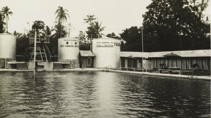 Cekricek.id - Zwembad, kolam renang Belanda yang terletak di kota Padang, Sumatera Barat merupakan bangunan bersejarah yang memiliki banyak cerita. Salah satu yang paling dikenal oleh masyarakat sekitar pada zaman dahulu adalah sebuah papan pengumuman dengan tulisan ujaran kebencian.