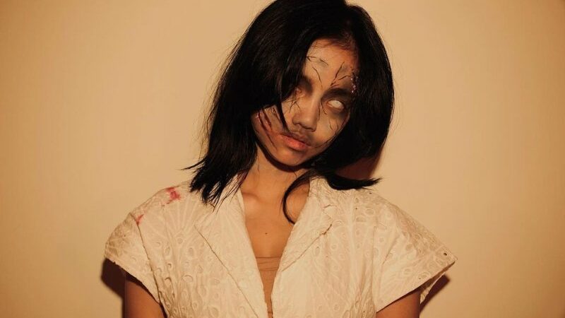 Cekricek.id - Pamerkan dandanan seramnya ke sosial media, Fuji kembali menuai perhatian banyak orang. Bukan hanya karena penampilannya seperti hantu, tapi pertanyaan yang dia sampaikan pada keterangan unggahan yang bikin penasaran.