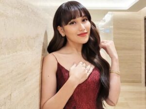 Cekricek.id - Ayu Ting Ting tampaknya sangat menyukai dandanan ala-ala cewek Korea. Juri acara musik dangdut itu bahkan kerap memamerkan dandanan Korea di setiap penampilan panggung. Seperti yang terpantau dalam unggahan terbaru di laman media sosialnya.