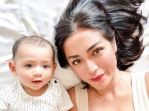 Cekricek.id - Jessica Iskandar resmi melepaskan rumah mewah yang akhir-akhir ini ramai diperbincangkan soal cicilannya yang menunggak. Meski pada mulanya dia berkeinginan memberikan rumah tersebut pada putra sulungnya Ek Barack.