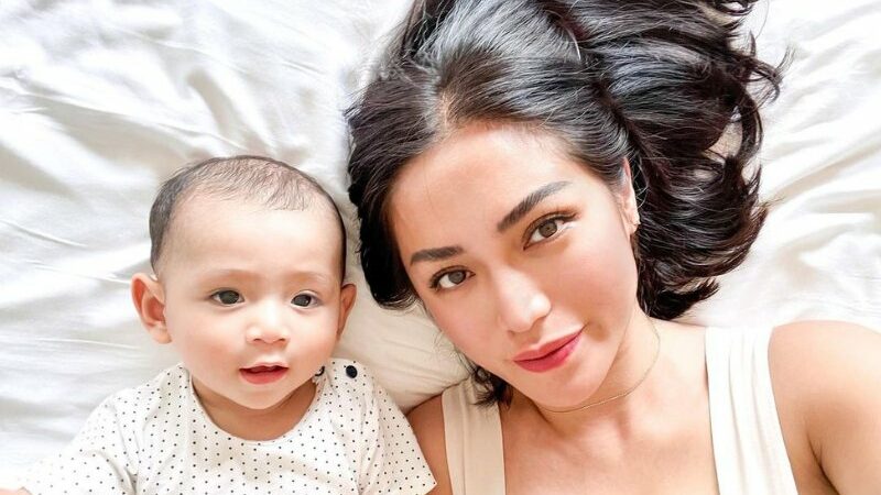 Cekricek.id - Jessica Iskandar resmi melepaskan rumah mewah yang akhir-akhir ini ramai diperbincangkan soal cicilannya yang menunggak. Meski pada mulanya dia berkeinginan memberikan rumah tersebut pada putra sulungnya Ek Barack.