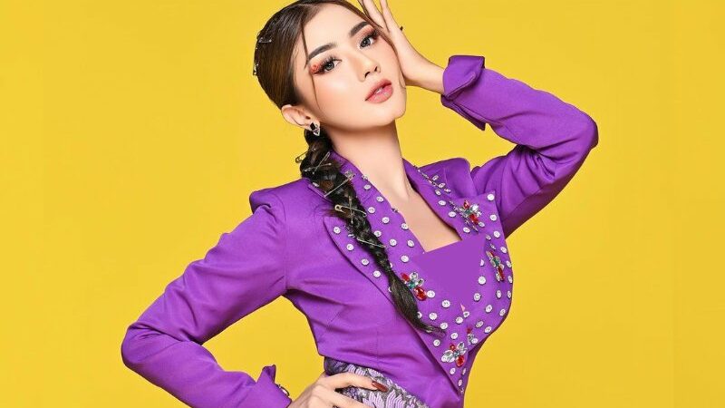 Cekricek.id - Pedangut Ghea Youbi sukses memberikan penampilan menariknya dalam pemotretan terbaru yang dia lakukan. Dia tampil dengan busana serba ungu serta rambut kepang yang bertabur banyak peniti.