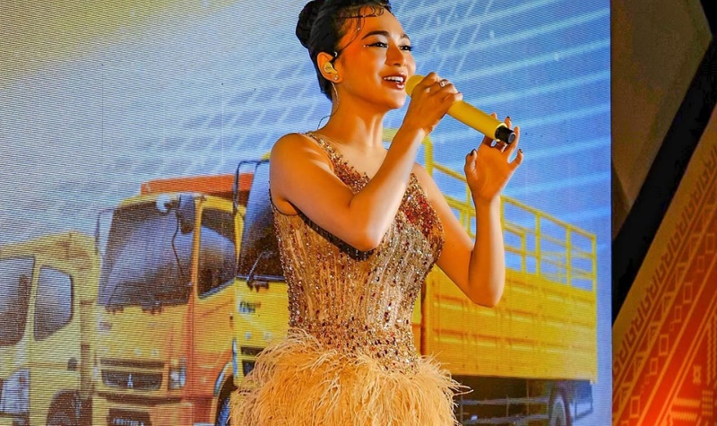 Wika Salim Manggung Pakai Gaun Pecah Bulu, Duh Makin Meresahkan Saja 3 Lampiran Gambar