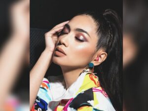 Cekricek.id - Penampilan Angel Karamoy kali ini disebut-sebut mampu mengalahkan pesona dari seorang anak gadis dengan gaun warna-warni