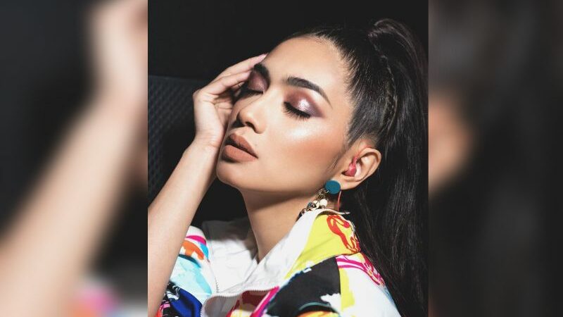 Cekricek.id - Penampilan Angel Karamoy kali ini disebut-sebut mampu mengalahkan pesona dari seorang anak gadis dengan gaun warna-warni